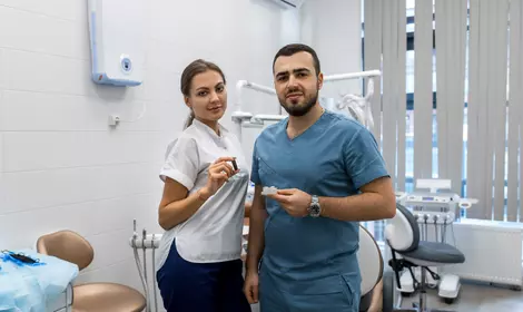 Коронка на имплант: какие ставят и сколько стоит